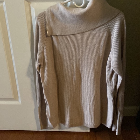 WHBM Ribbed Zip Pullover - Picture 2 of 4